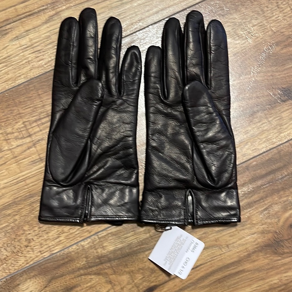 Brand new with tag Size 6.5 Coach Leather Bow Gloves
